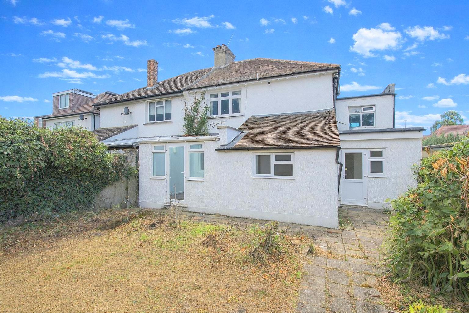 4 bed property in Redford Avenue, Wallington